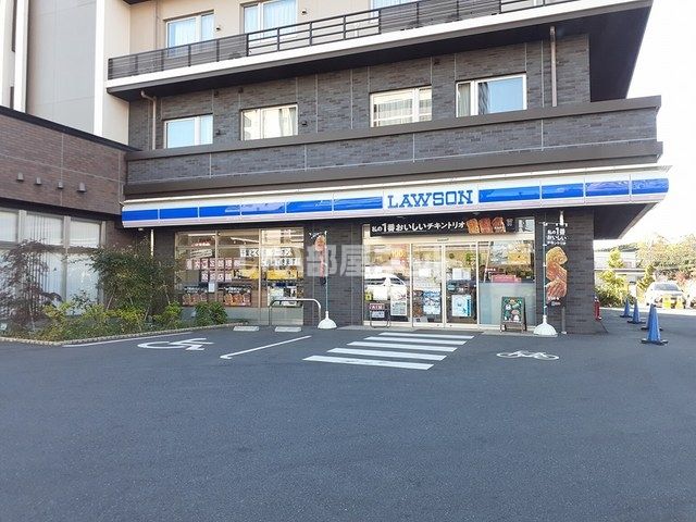 近くのコンビニまで527m（徒歩7分）