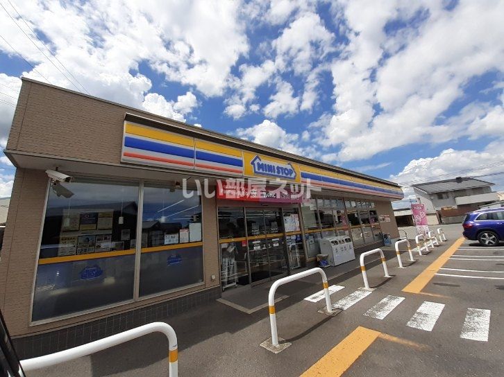 近くのコンビニまで422m（徒歩6分）