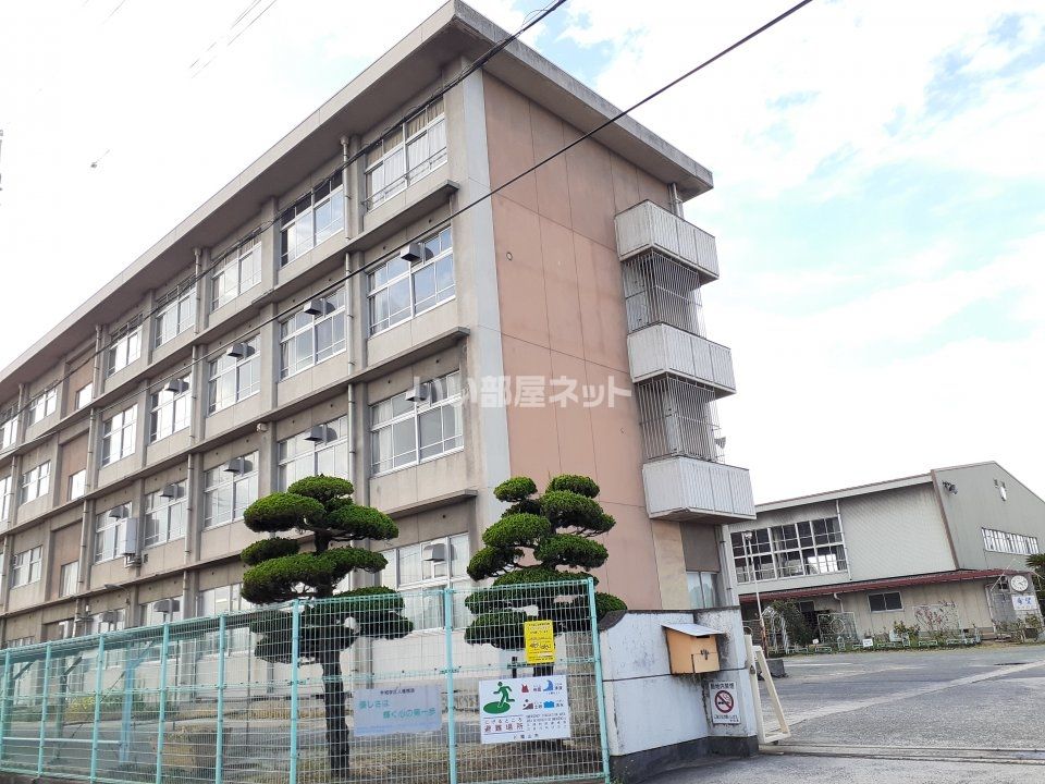 近くの中学校まで408m（徒歩6分）