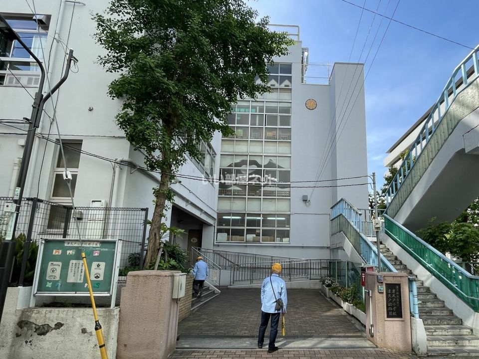 近くの新宿区立津久戸小学校まで1,084m（徒歩14分）