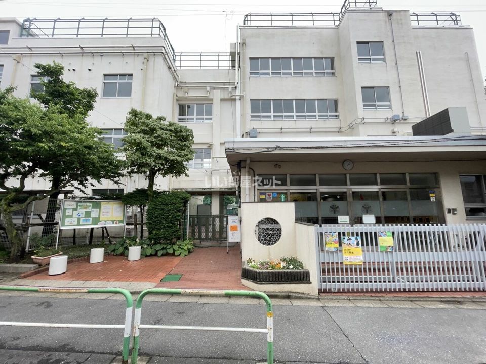 近くの小学校まで385m（徒歩5分）