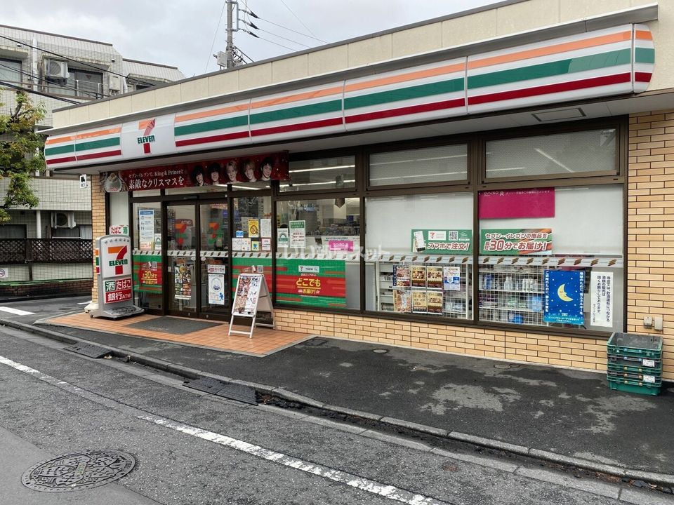 近くのコンビニまで572m（徒歩8分）