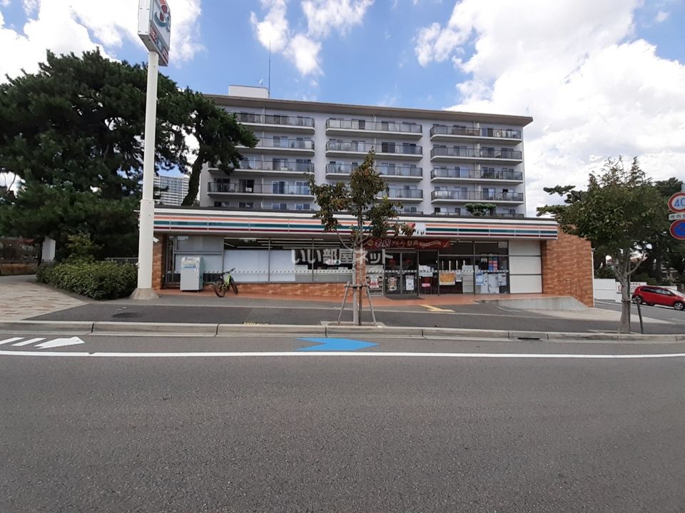 近くのコンビニまで760m（徒歩10分）