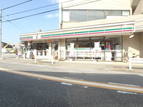 近くのコンビニまで1,045m（徒歩14分）
