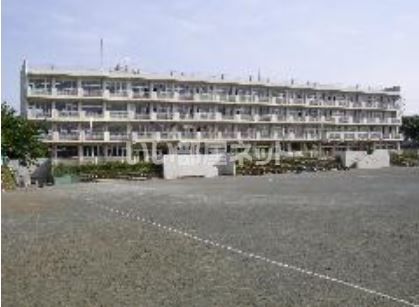 近くの小学校まで6,028m（徒歩76分）