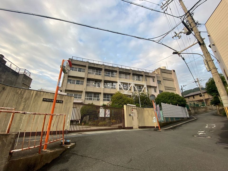 近くの東大阪市立上四条小学校まで341m(徒歩5分)