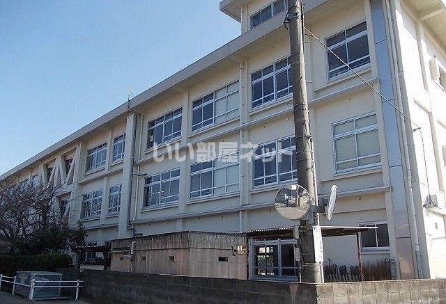 近くの今治市立日高小学校まで498m(徒歩7分)