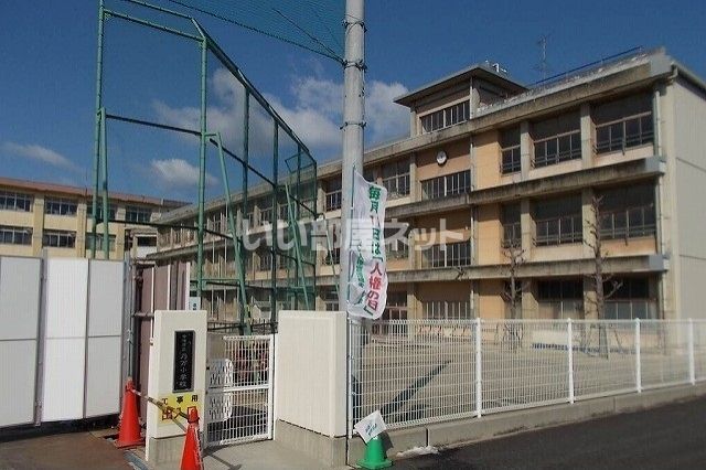 近くの今治市立乃万小学校まで807m（徒歩11分）