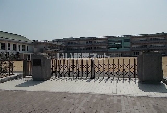 近くの小学校まで1,168m（徒歩15分）