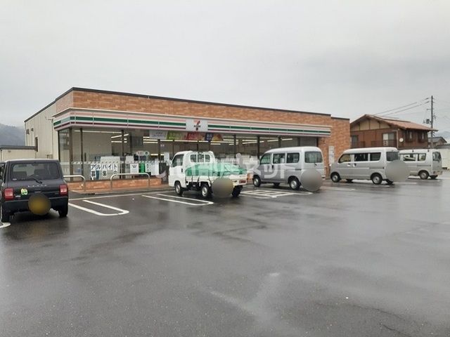 近くのコンビニまで746m（徒歩10分）
