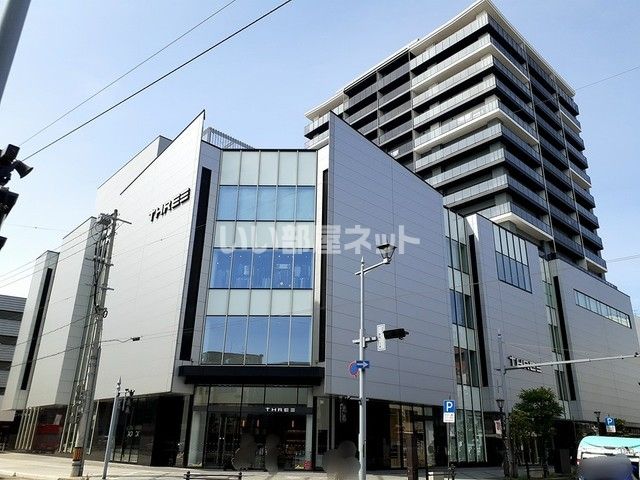 近くのTHREE(スリー)まで438m(徒歩6分)