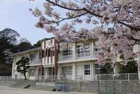 近くの小学校まで909m（徒歩12分）