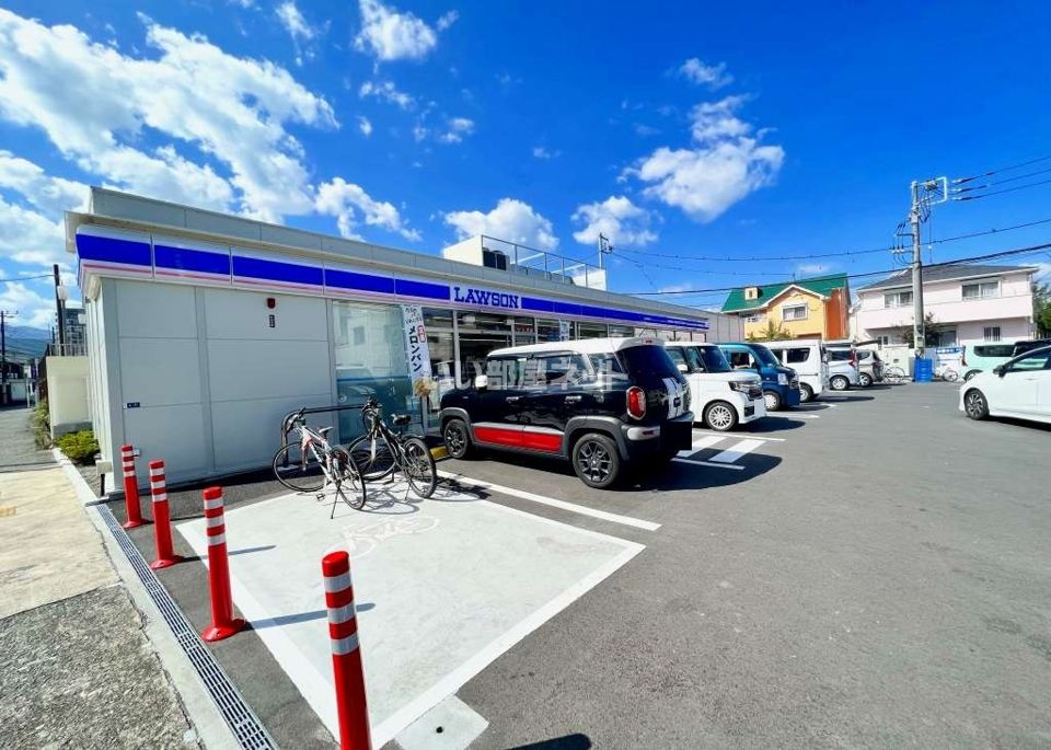 近くのコンビニまで236m（徒歩3分）