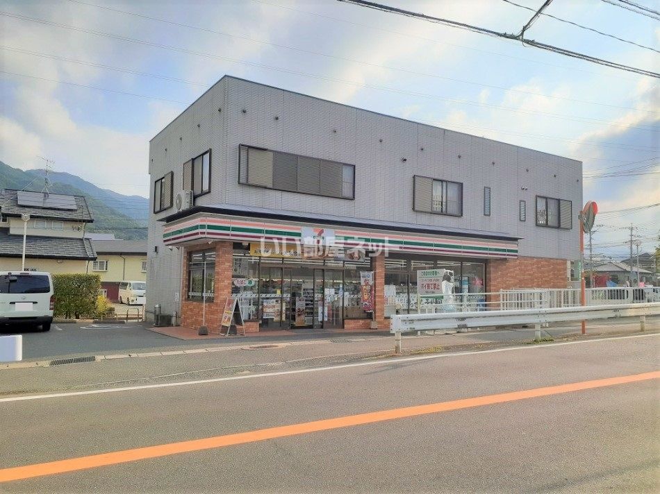 近くのコンビニまで574m（徒歩8分）