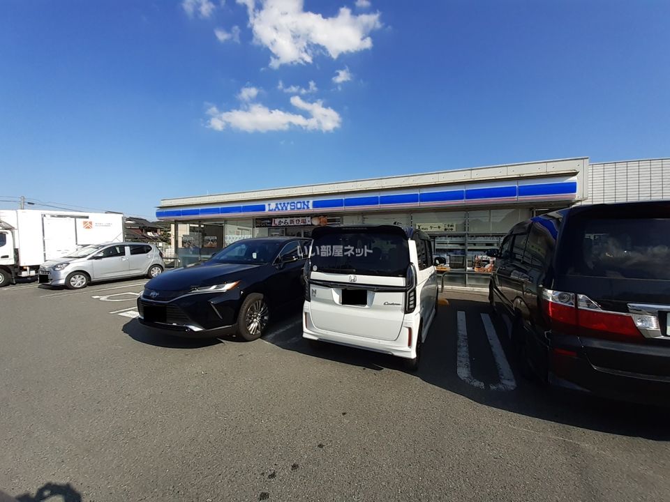 近くのコンビニまで493m（徒歩7分）