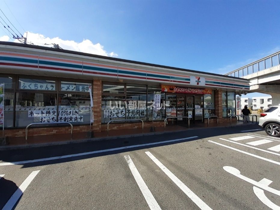 近くのコンビニまで164m（徒歩3分）