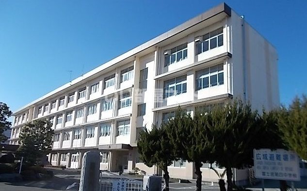 近くの富士宮市立富士宮第四中学校まで413m(徒歩6分)