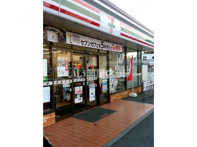 近くのコンビニまで498m（徒歩7分）
