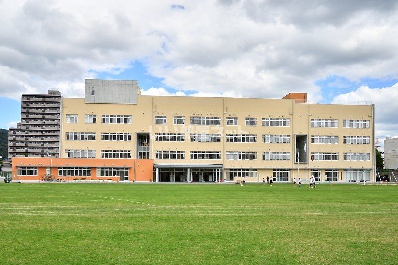近くの三原市立南小学校まで1,466m（徒歩19分）