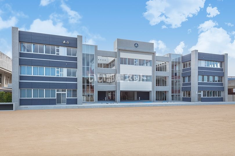 近くの三原市立第三中学校まで1,159m（徒歩15分）