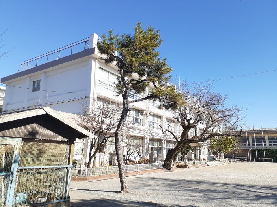 近くの小学校まで235m（徒歩3分）