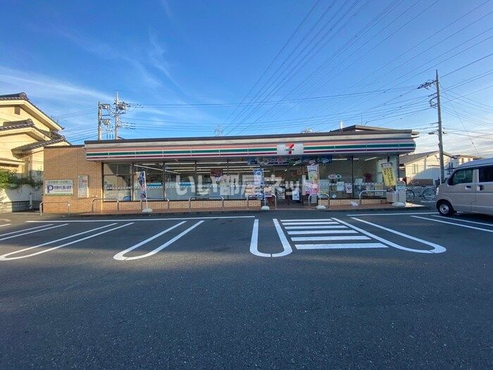 近くのセブンイレブンまで305m（徒歩4分）