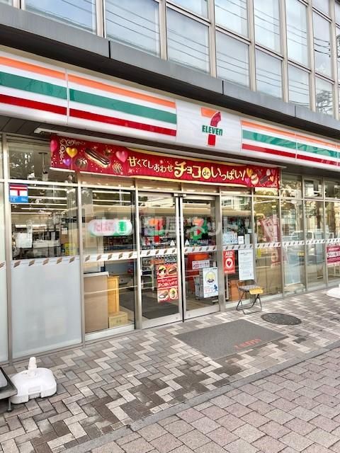 近くのコンビニまで389m（徒歩5分）
