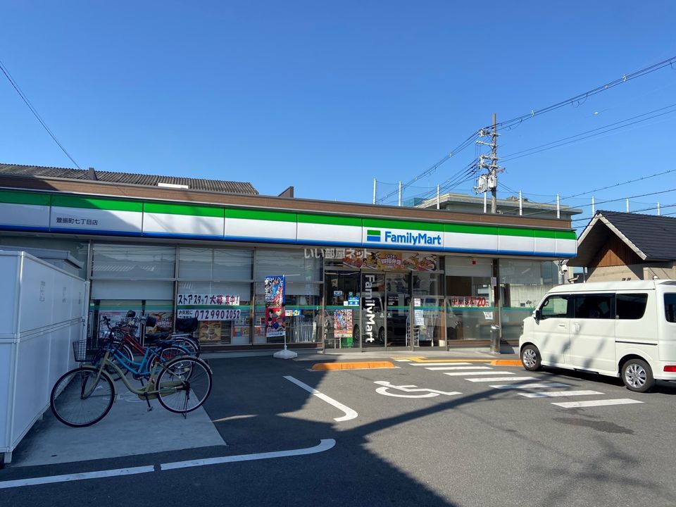 近くのコンビニまで614m（徒歩8分）