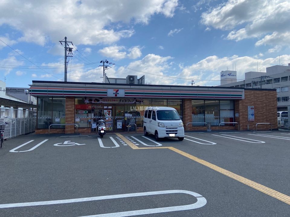 近くにコンビニあり