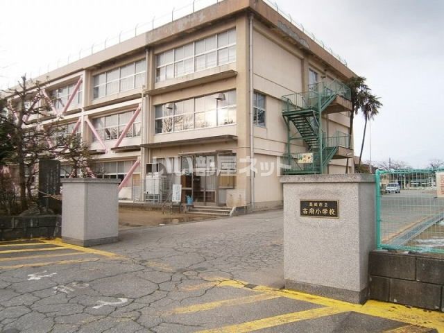 近くの小学校まで268m（徒歩4分）