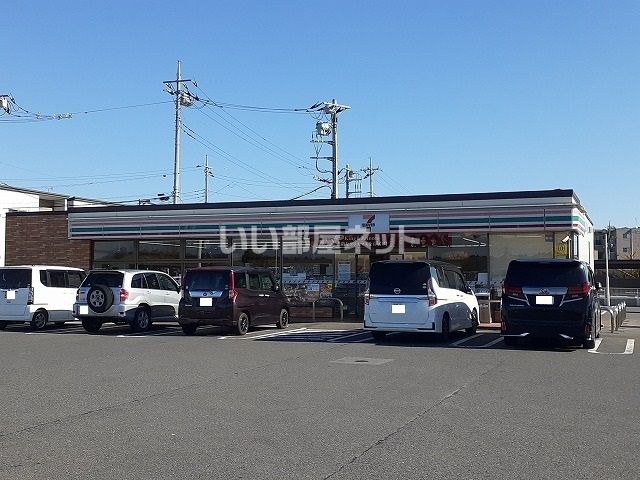近くのコンビニまで987m（徒歩13分）