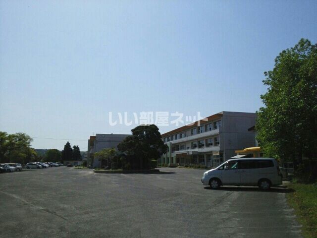 近くの国東小学校まで895m（徒歩12分）