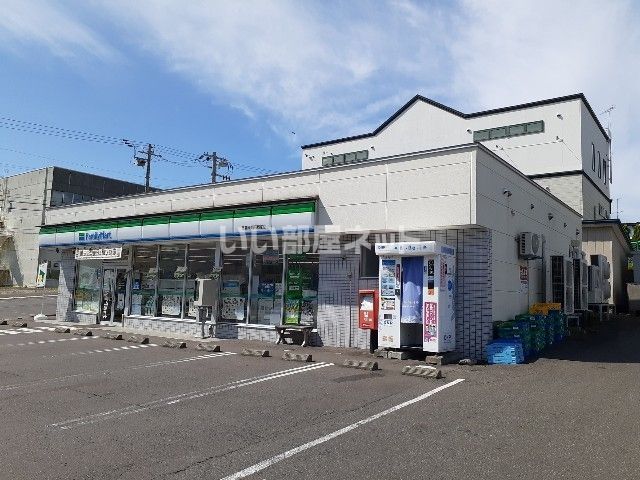 近くのコンビニまで677m（徒歩9分）