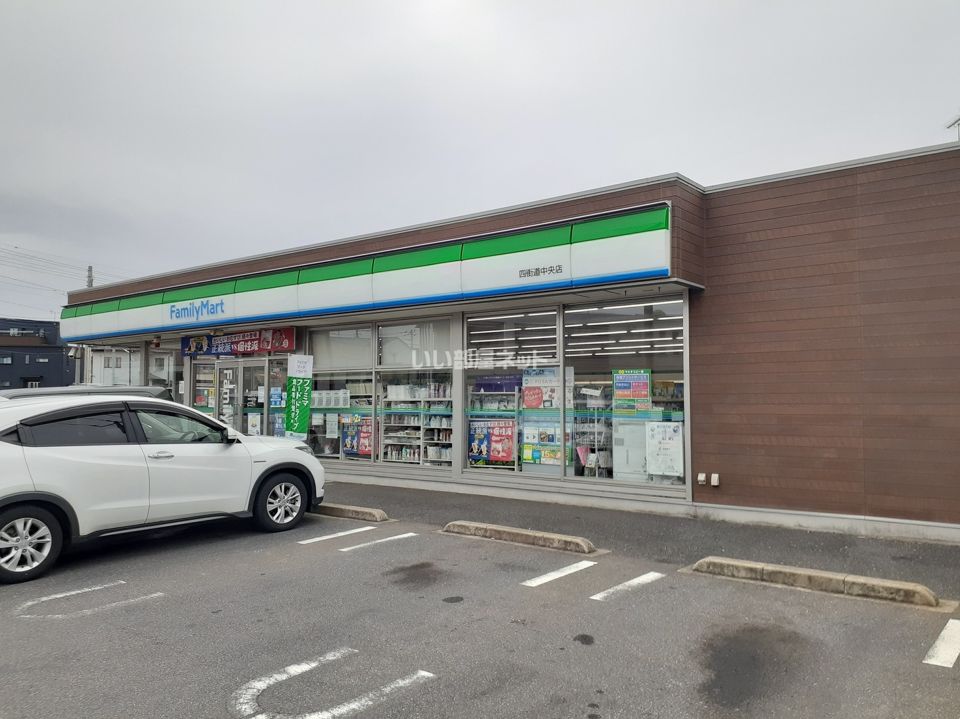 近くのファミリーマート四街道中央店まで82m（徒歩2分）