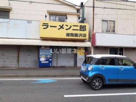 近くの飲食店まで872m（徒歩11分）
