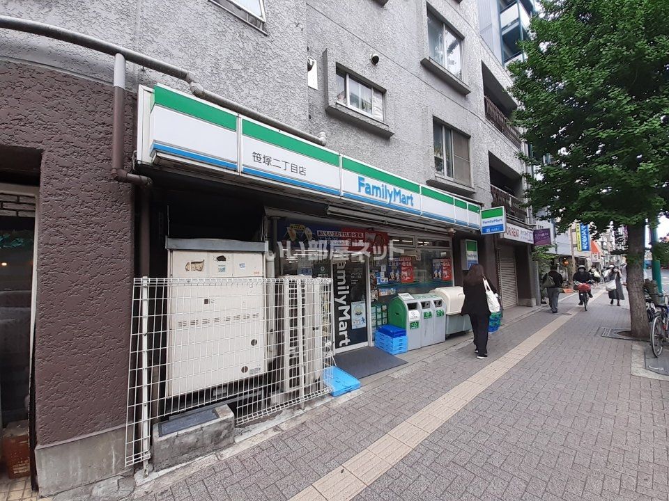 近くのコンビニまで352m（徒歩5分）