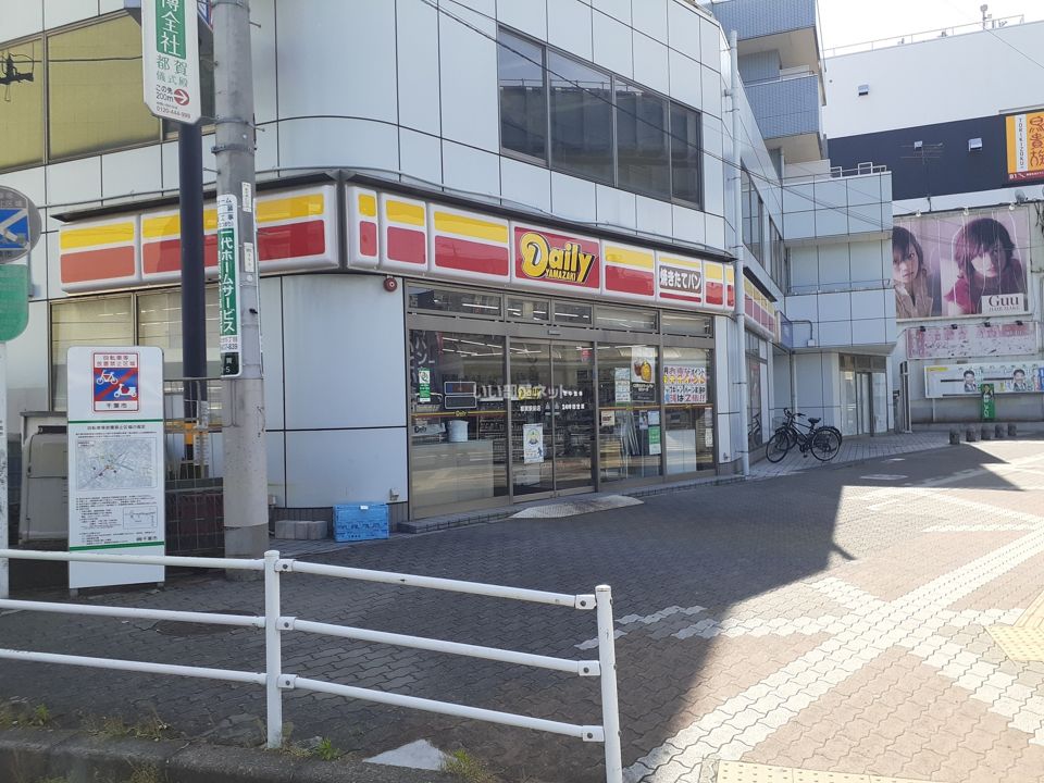 近くのコンビニまで243m（徒歩4分）
