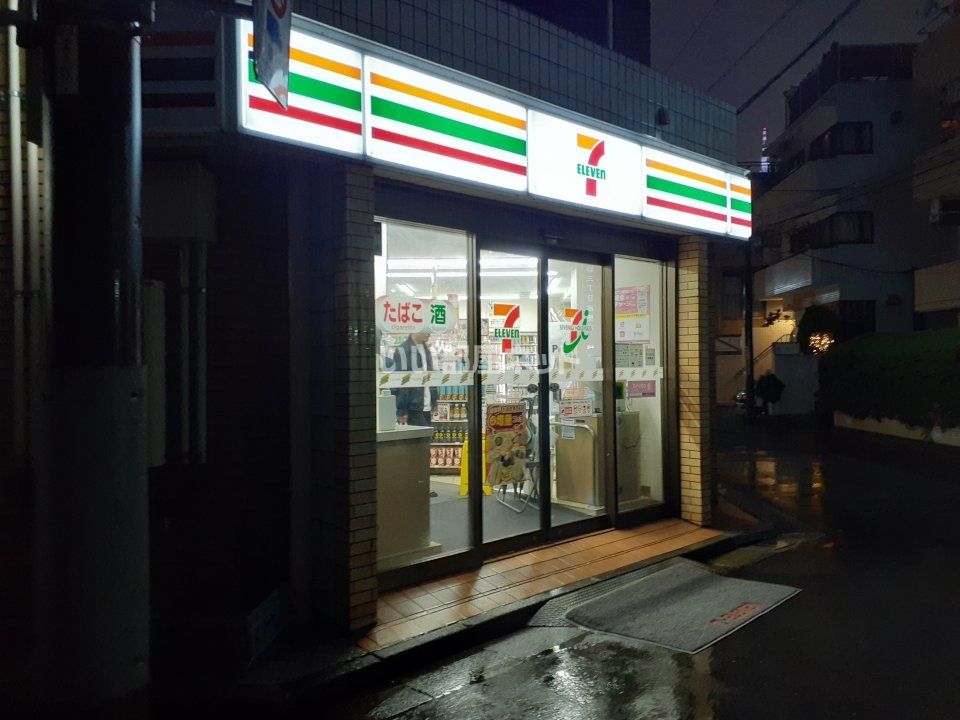 近くのコンビニまで445m（徒歩6分）