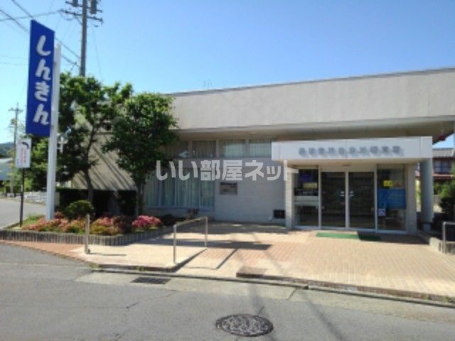 近くの銀行まで1,408m（徒歩18分）