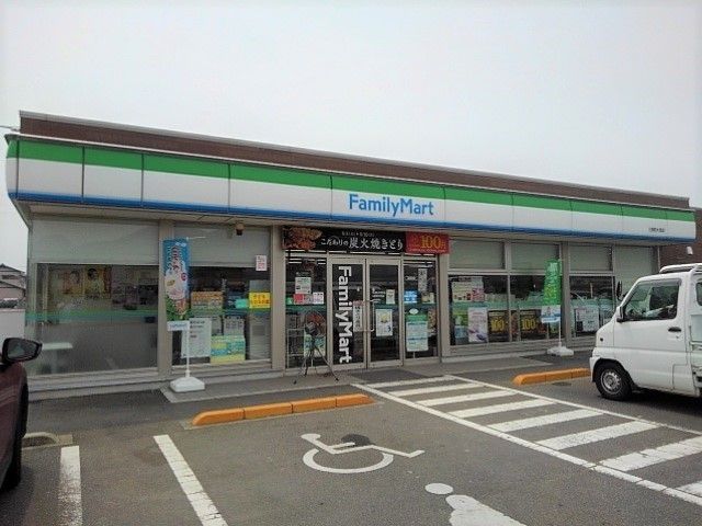 近くのファミリーマート 三野町大見店まで493m（徒歩7分）