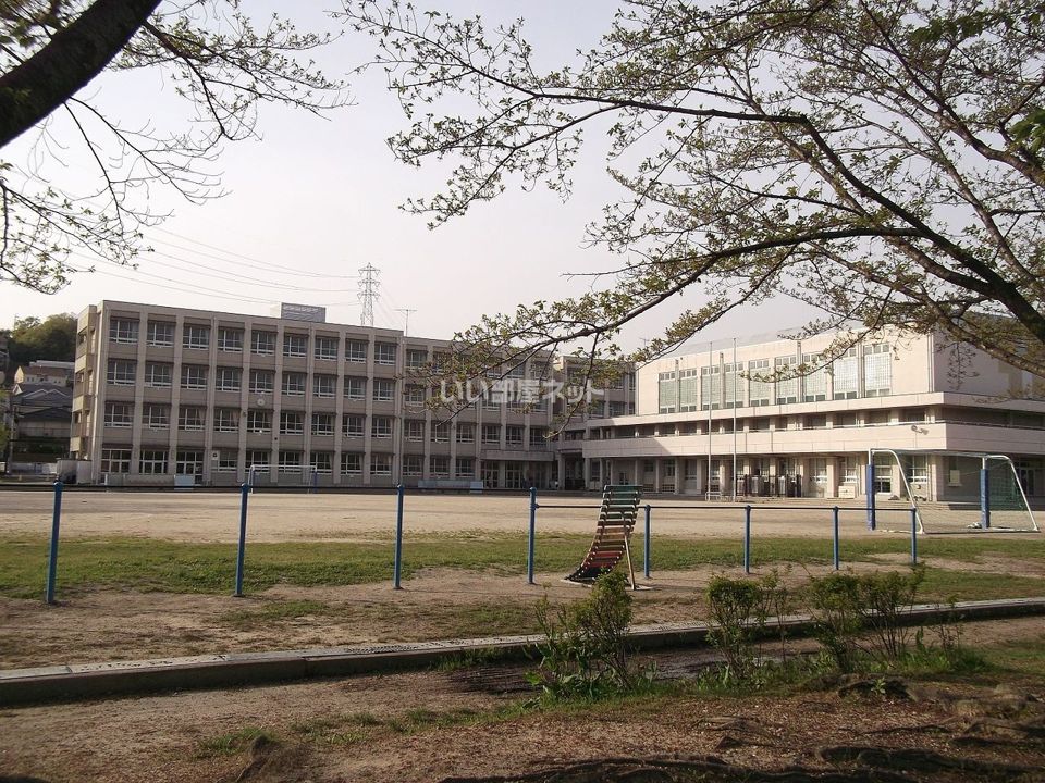 近くの小学校まで740m（徒歩10分）