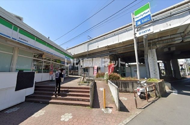 近くのコンビニまで806m（徒歩11分）