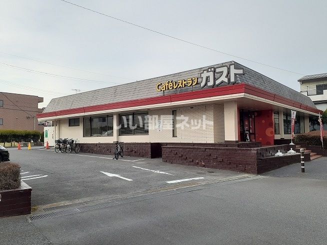 近くに飲食店あり