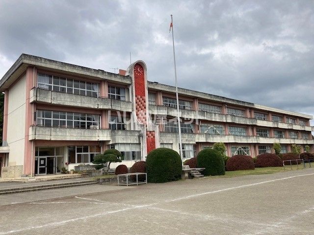 近くの小学校まで3,177m（徒歩40分）