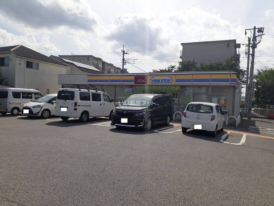 近くのコンビニまで181m（徒歩3分）