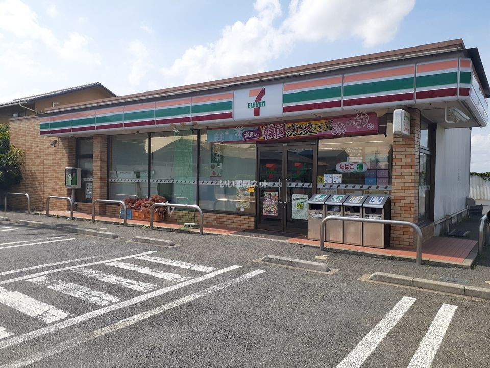 近くのコンビニまで702m（徒歩9分）