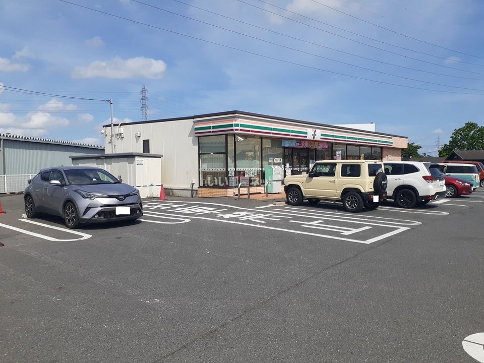 近くのコンビニまで515m（徒歩7分）