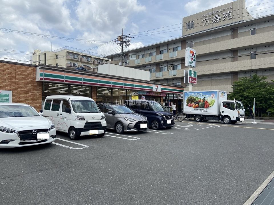 近くのコンビニまで195m（徒歩3分）