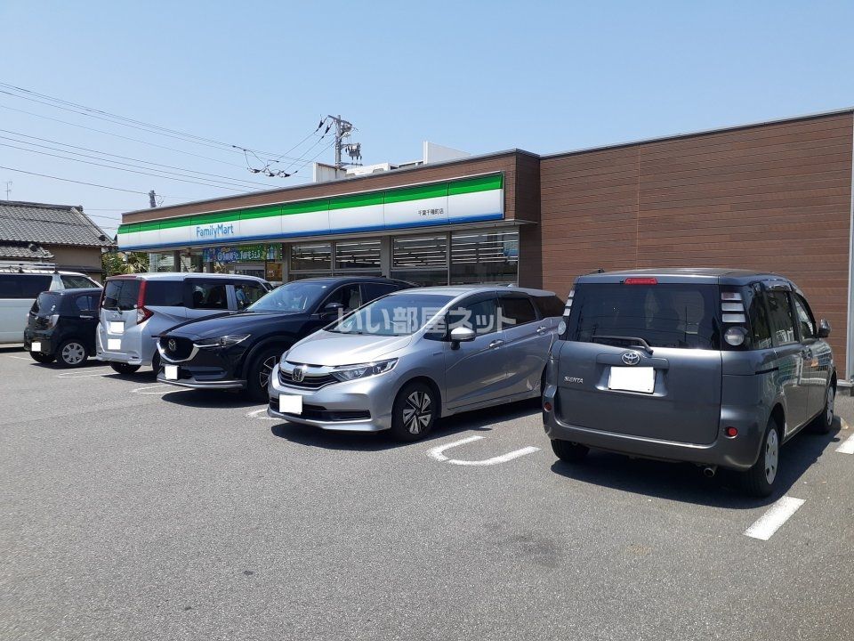 近くのコンビニまで573m（徒歩8分）