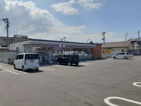 近くのコンビニまで296m（徒歩4分）